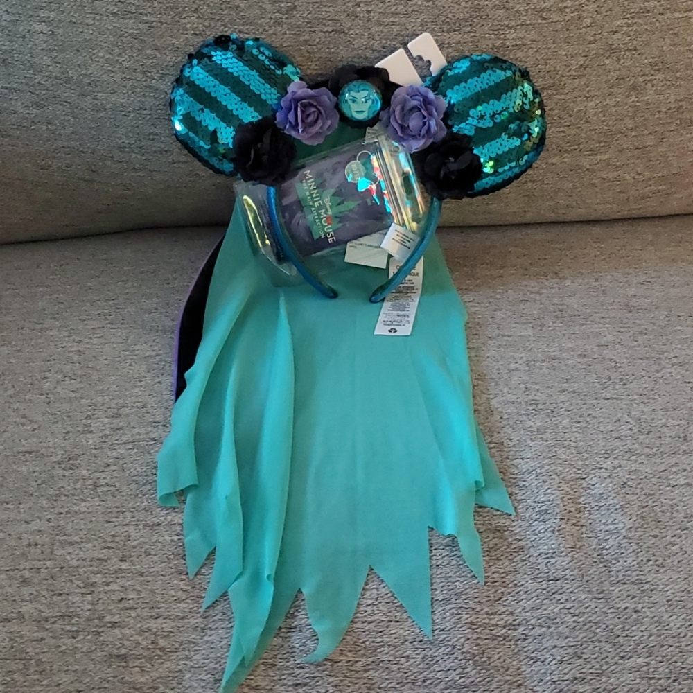 Minnie mouse main attraction Haunted Mansion